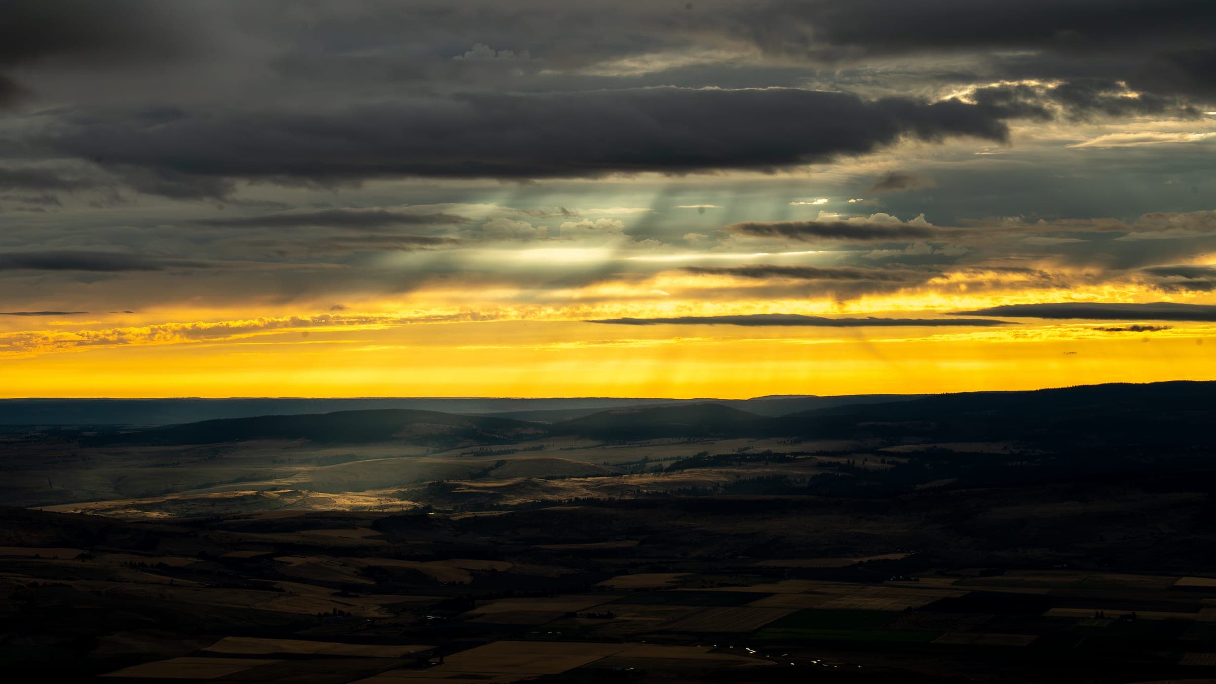 Warm light radiating across the Grande Ronde from Indian Rock